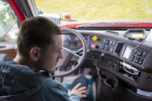 El 63,1% de los transportistas no conduce con las dos manos en el volante