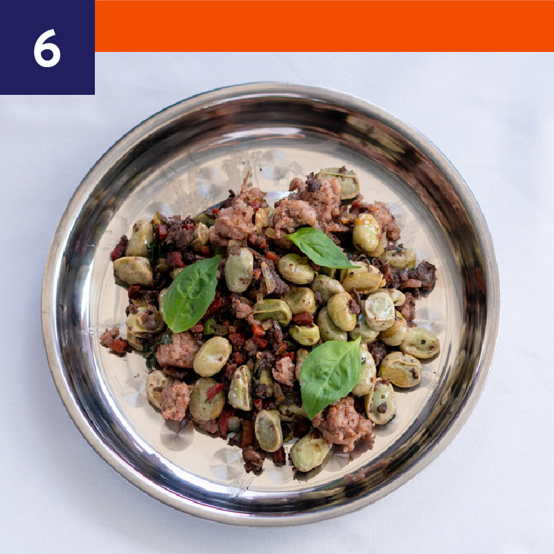 Salteado de habas con salchicha, morcilla, jamón y albahaca