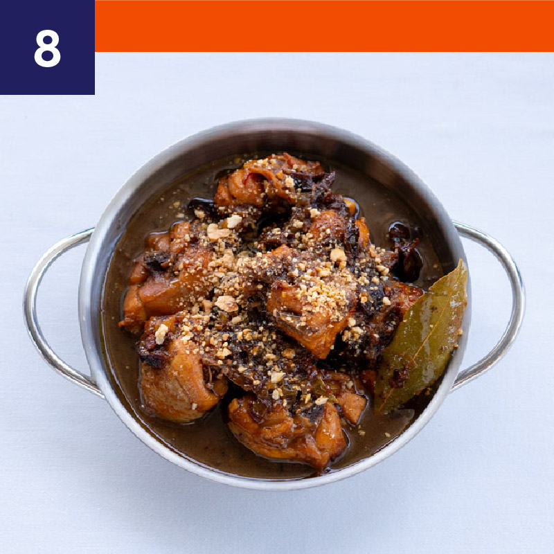 Pollo con almendras, ciruelas pasas y especias