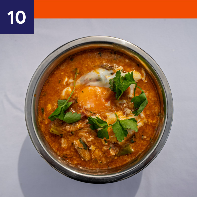 Sopa de ajo con huevo escalfado y esparragos verdes