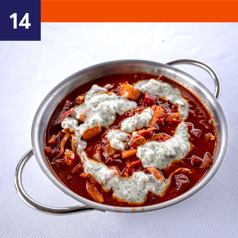 Sopa borsch de remolacha, crema agria de lima y picatostes
