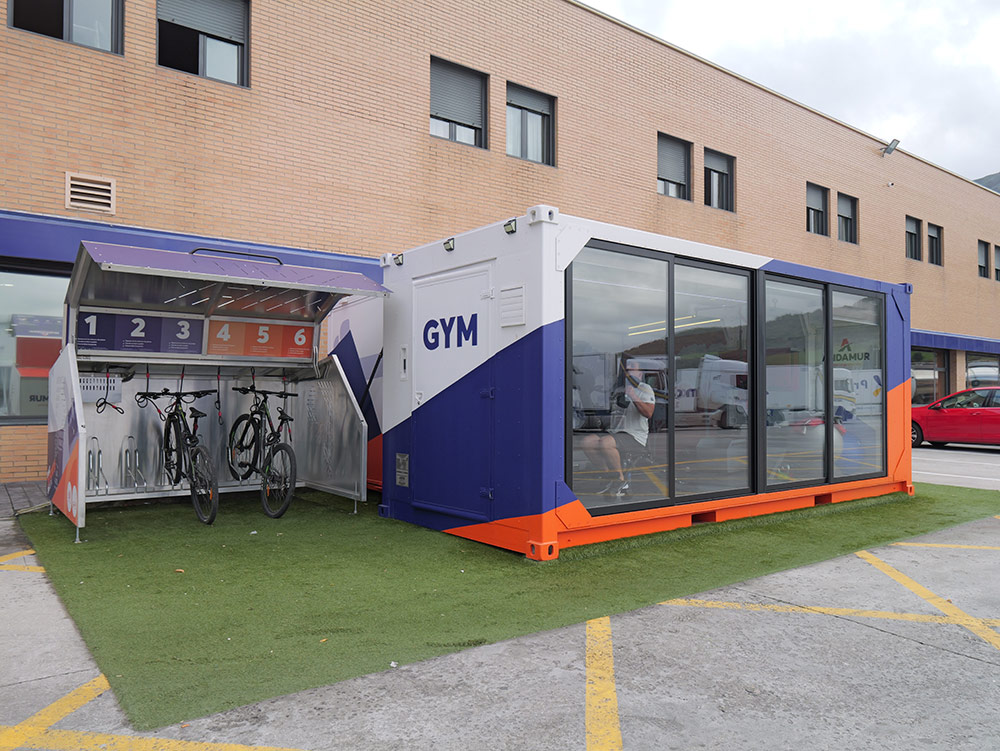 Gimnasio, parking y alquiler de bicis