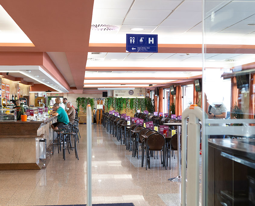 Comer en carretera: estación de servicio con comida saludable