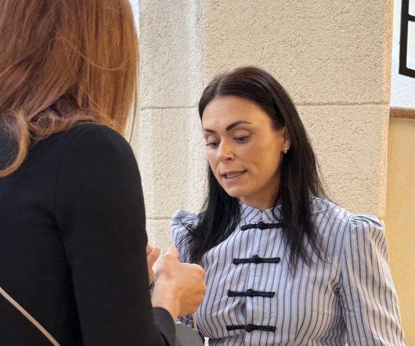 Núria Gómez, de Andamur, con una asistente a la Asamblea General de ATFRIE